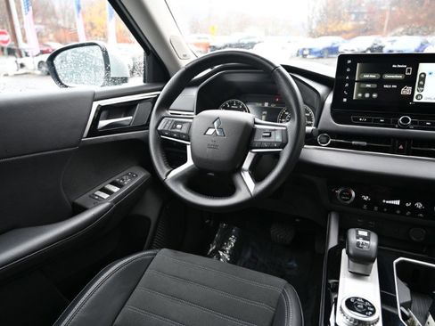 Used 2025 Mitsubishi Outlander SE image 14