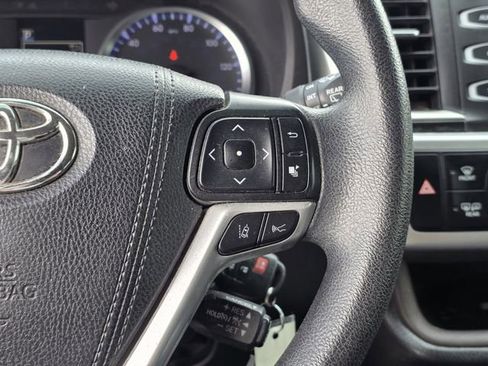 Used 2019 Toyota Highlander LE FWD image 25