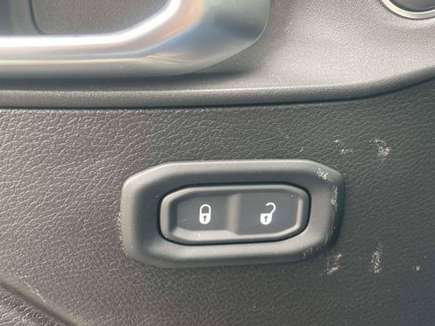 Used 2024 Jeep Wrangler Unlimited w/ Convenience Group AWD/4WD image 16