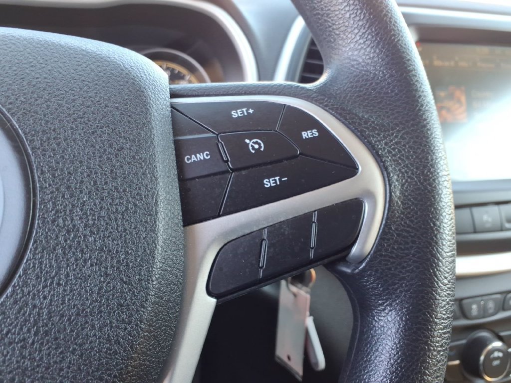 Used 2018 Jeep Cherokee Latitude AWD/4WD image 21
