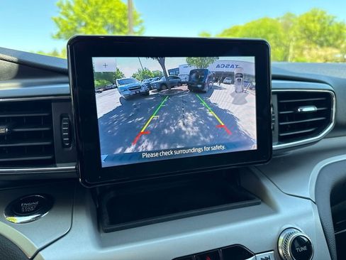 Used 2022 Ford Explorer XLT w/ Equipment Group 202A AWD/4WD image 17