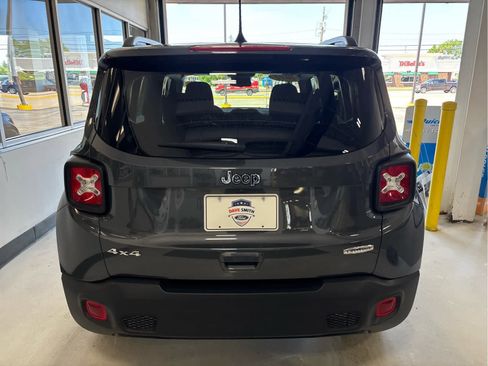 Used 2022 Jeep Renegade Latitude w/ Convenience Group AWD/4WD image 8