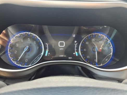 Used 2024 Chrysler Pacifica Touring-L FWD image 8