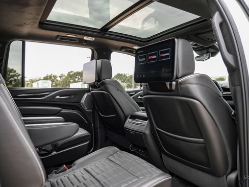 Used 2024 Cadillac Escalade ESV V AWD/4WD image 82
