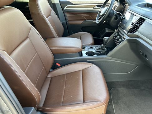 Used 2023 Volkswagen Atlas SE w/ Panoramic Sunroof Package FWD image 9