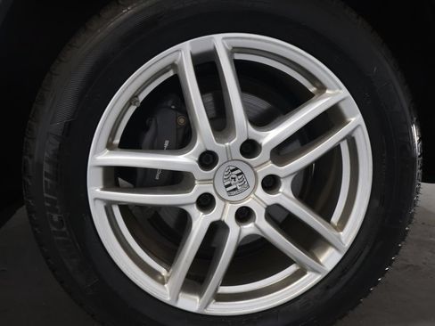 Used 2018 Porsche Cayenne w/ Premium Package AWD/4WD image 37