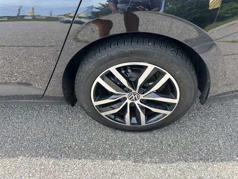Used 2025 Volkswagen Jetta SE FWD image 9