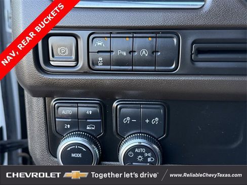 Used 2023 GMC Yukon XL SLT image 17