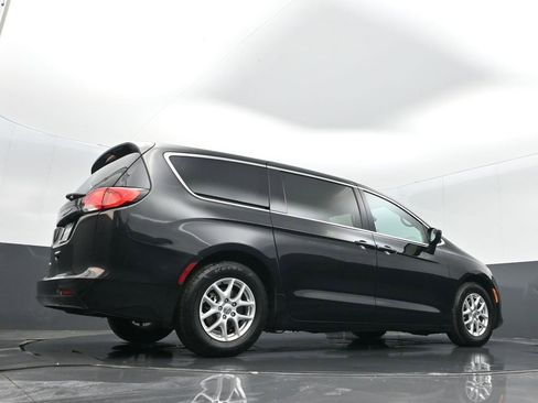 Used 2017 Chrysler Pacifica Touring image 23