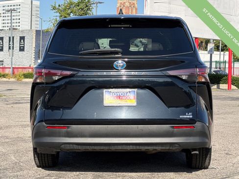 Used 2024 Toyota Sienna LE image 5