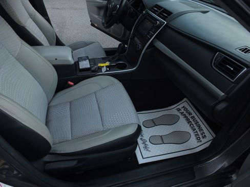 Used 2015 Toyota Camry SE FWD image 14