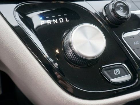 Used 2024 Chrysler Pacifica Touring-L image 19