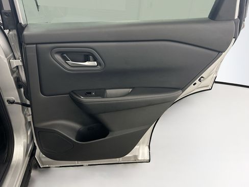 Used 2025 Nissan Rogue SV image 31