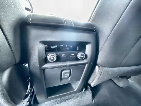 Used 2022 Chevrolet Traverse LT FWD image 21