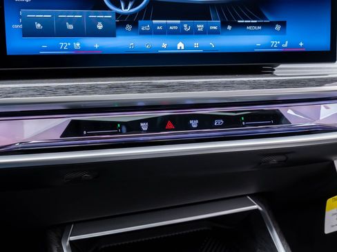 New 2025 BMW 750e xDrive AWD/4WD image 28