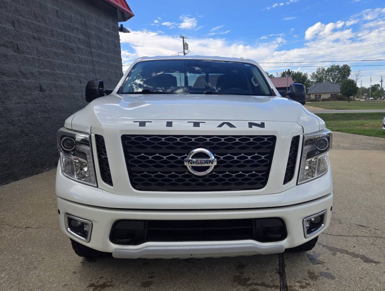 Used 2017 Nissan Titan PRO-4X w/ Pro-4x Convenience Package AWD/4WD image 4