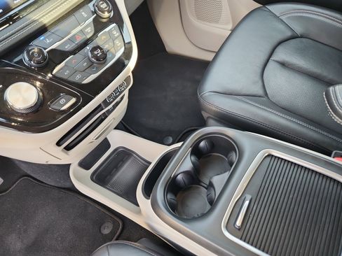 Used 2022 Chrysler Pacifica Touring-L image 16