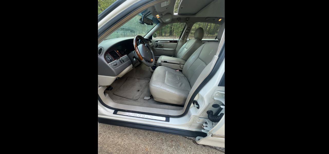 Used 2006 Lincoln Town Car Signature Limited RWD image 13