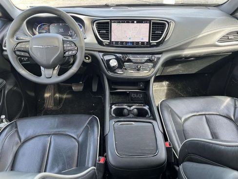 Used 2023 Chrysler Pacifica Limited w/ Uconnect Theater Family Group image 16