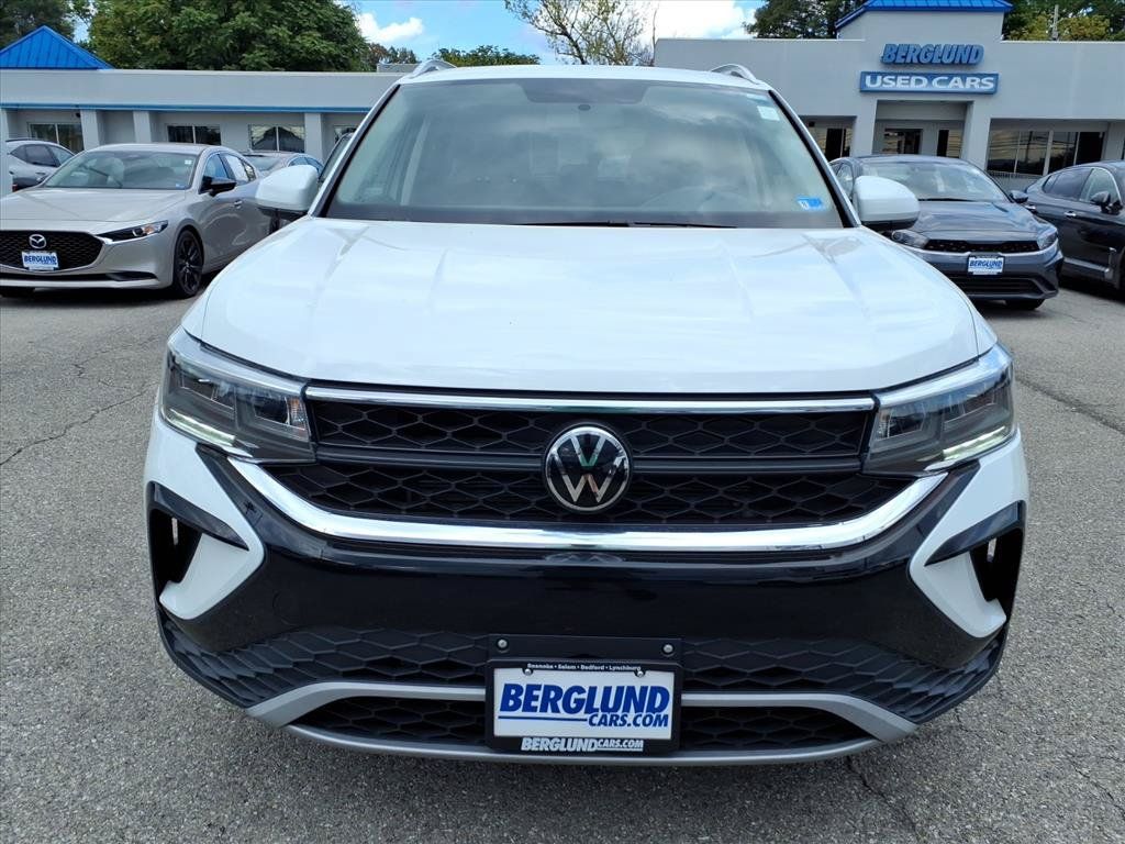 Used 2022 Volkswagen Taos SE w/ Panoramic Sunroof Package FWD image 9