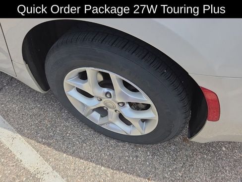 Used 2017 Chrysler Pacifica Touring Plus w/ Tire & Wheel Group FWD image 6
