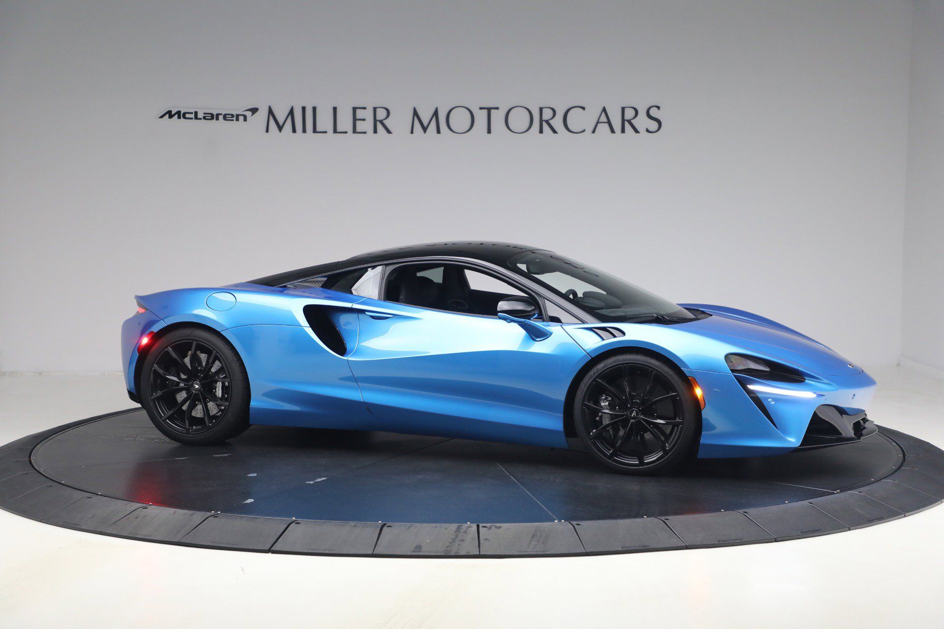 Used 2024 McLaren Artura RWD image 10