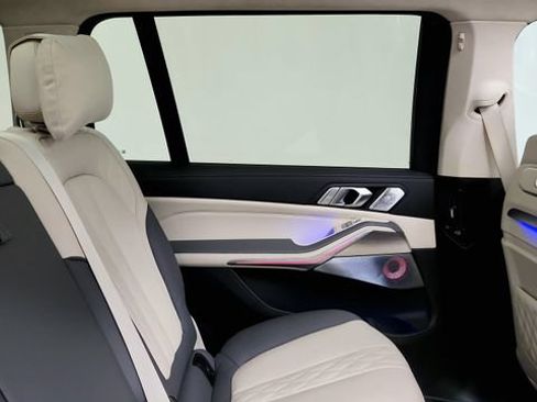 Used 2025 BMW X7 M60i AWD/4WD image 39