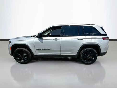 Used 2024 Jeep Grand Cherokee Limited w/ Black Appearance Package AWD/4WD image 9