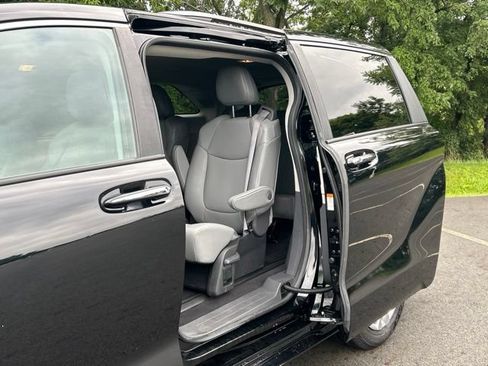 Used 2024 Toyota Sienna XLE w/ XLE Plus Package AWD/4WD image 18
