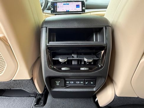 New 2026 Jeep Grand Cherokee Limited w/ Luxury Tech Group II AWD/4WD image 17