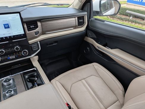 Used 2022 Ford Expedition Max Limited image 10
