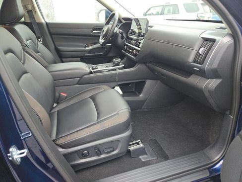 Used 2025 Nissan Pathfinder SL AWD/4WD image 6