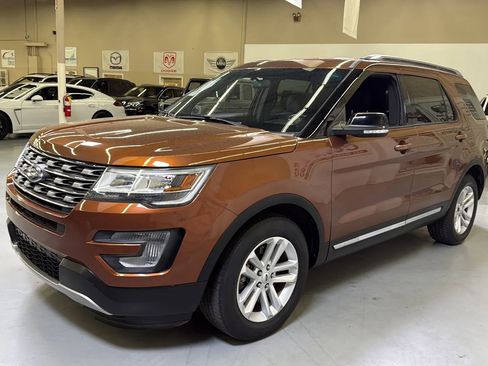 Used 2017 Ford Explorer XLT FWD image 4
