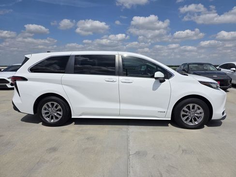 Used 2021 Toyota Sienna LE image 5