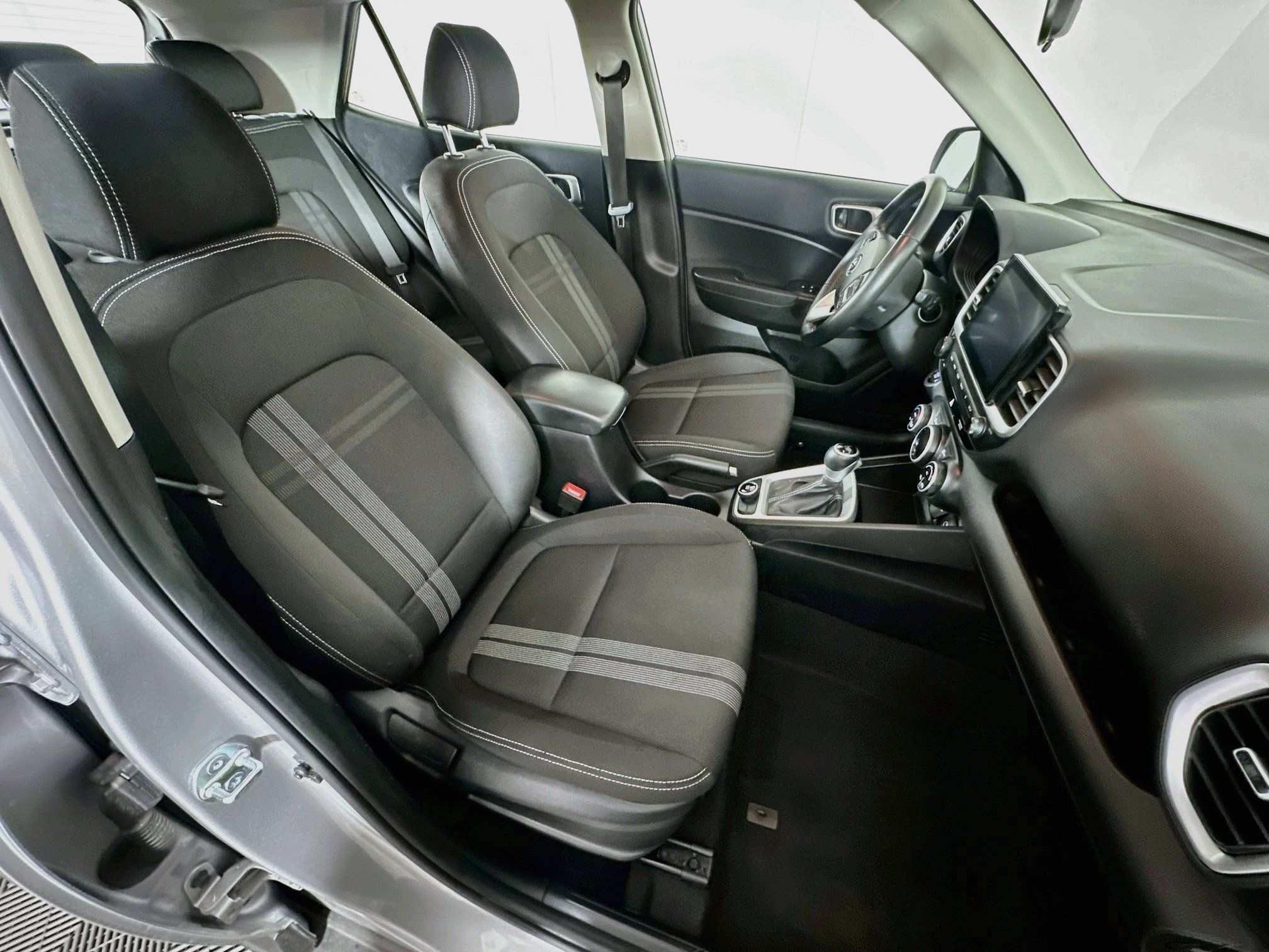Used 2025 Hyundai Venue SEL FWD image 31