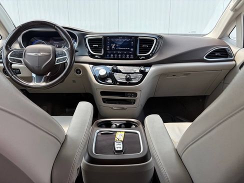 Used 2020 Chrysler Pacifica Touring-L Plus FWD image 33