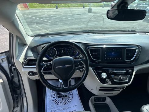 Used 2020 Chrysler Pacifica Touring-L FWD image 13