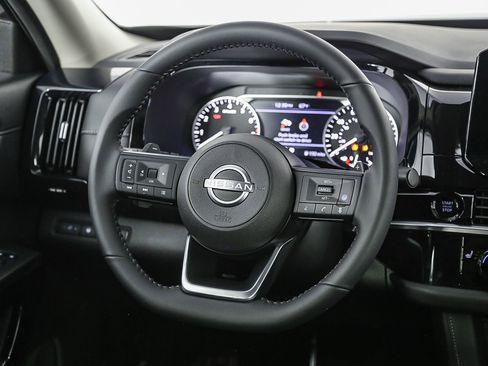 Certified 2025 Nissan Pathfinder SV image 17