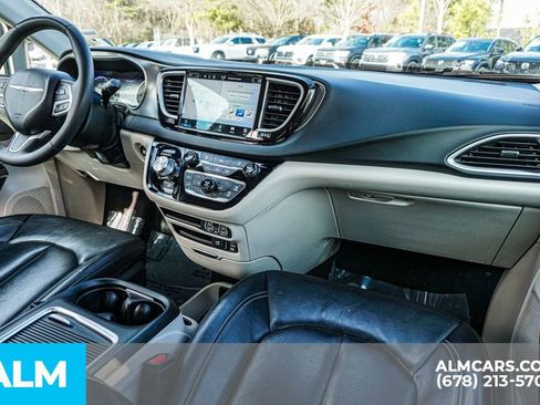 Used 2022 Chrysler Pacifica Touring-L image 27