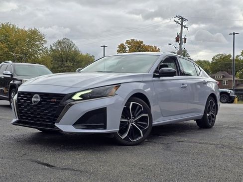 Used 2024 Nissan Altima 2.5 SR image 3