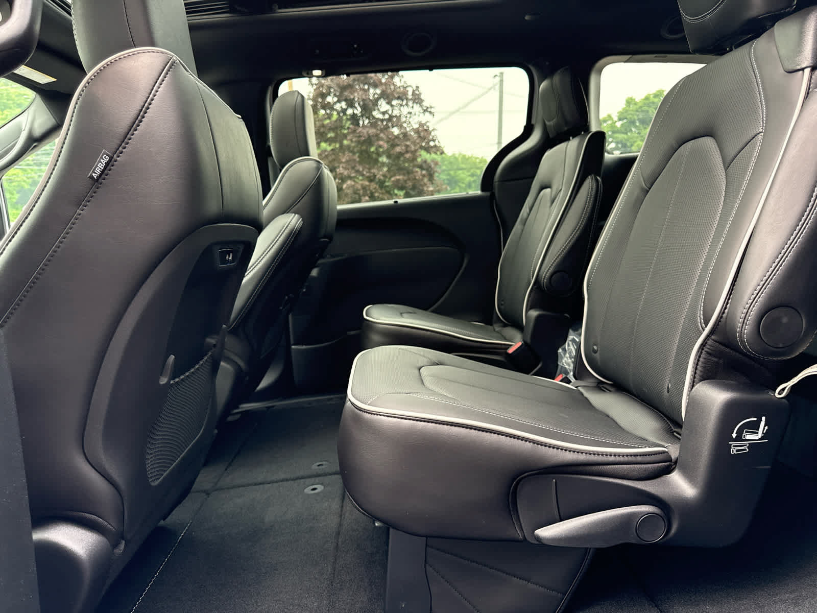 New 2027 Chrysler Pacifica Limited AWD/4WD image 16