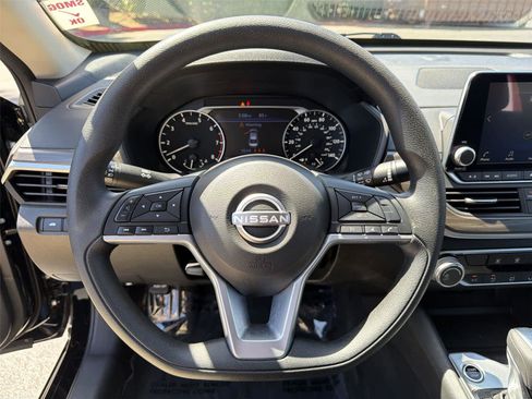 Used 2025 Nissan Altima 2.5 SV FWD image 16