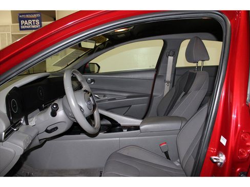 Used 2023 Hyundai Elantra SEL w/ Convenience Package image 10