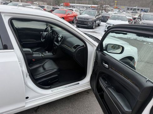 Used 2019 Chrysler 300 Limited image 16