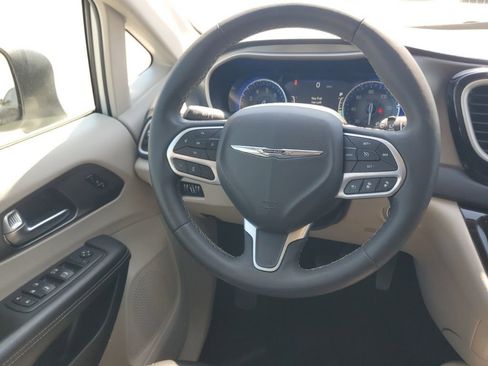 Used 2023 Chrysler Pacifica Touring-L FWD image 7