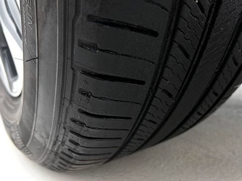 Used 2024 Toyota Highlander XLE image 30