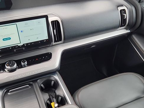 Used 2025 Ford Expedition Active image 7