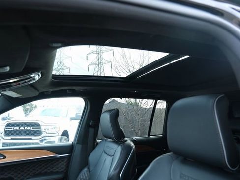 Used 2024 Jeep Grand Cherokee Summit image 17