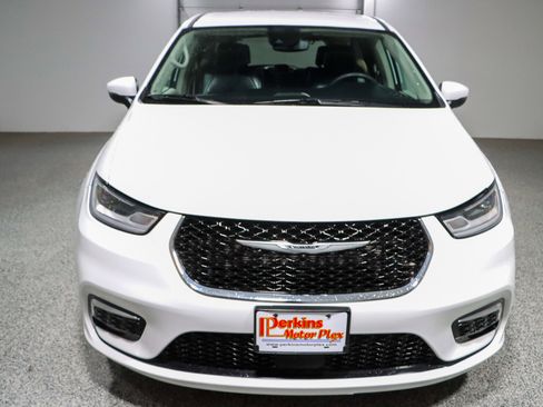 Used 2023 Chrysler Pacifica Touring-L FWD image 4