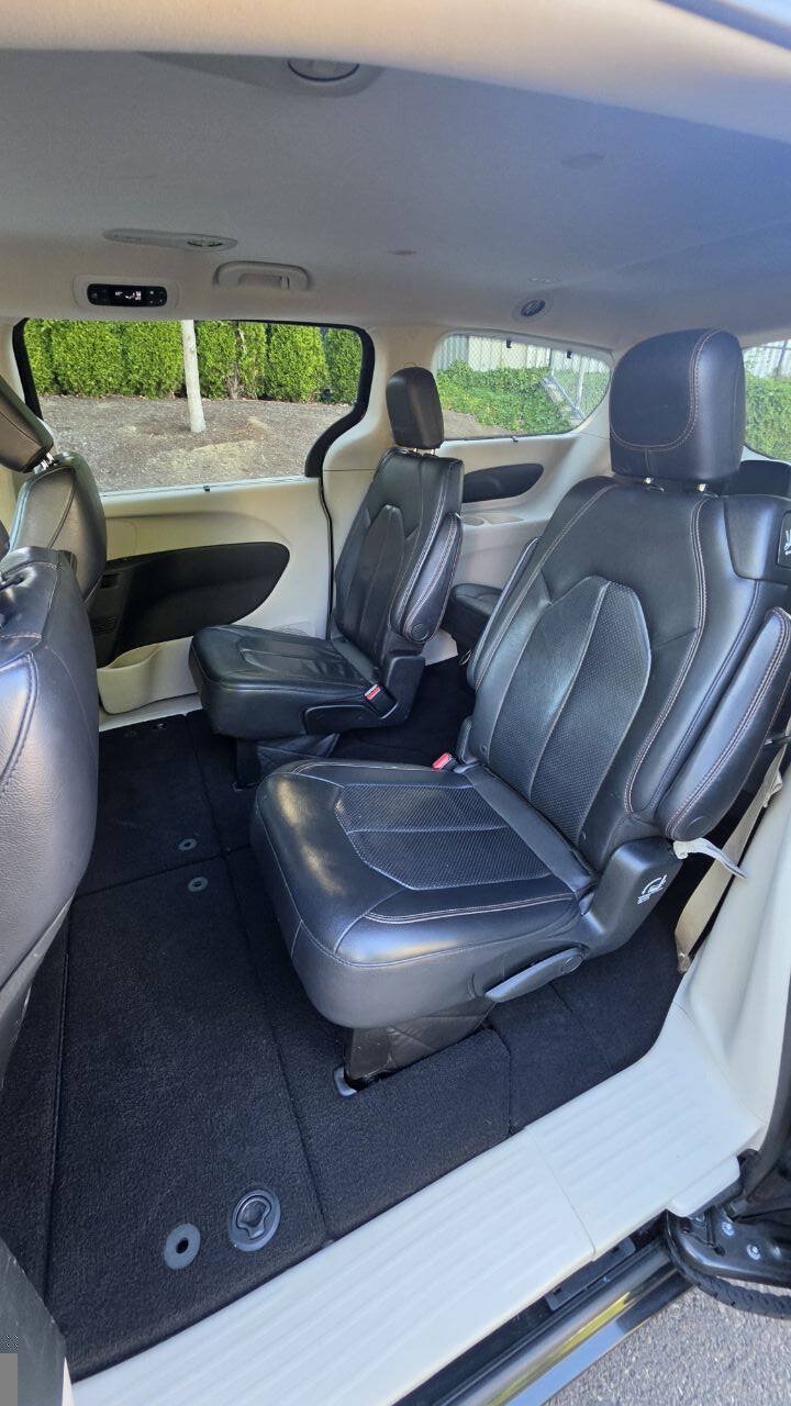 Used 2018 Chrysler Pacifica Touring-L FWD image 10